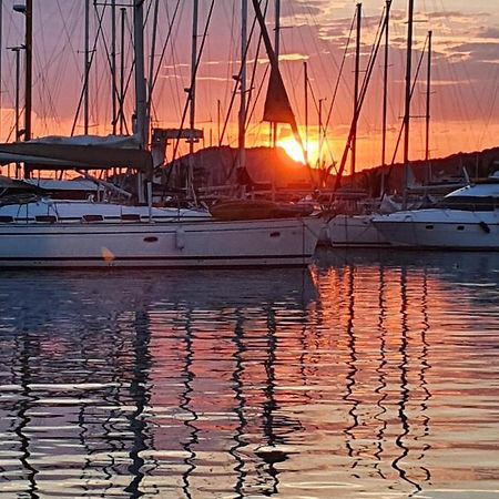 Porquerolles - Nuit Insolite A Bord Du Defi Fou エクステリア 写真