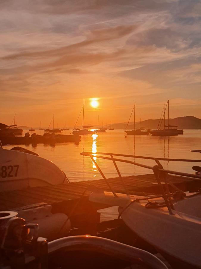 Porquerolles - Nuit Insolite A Bord Du Defi Fou エクステリア 写真